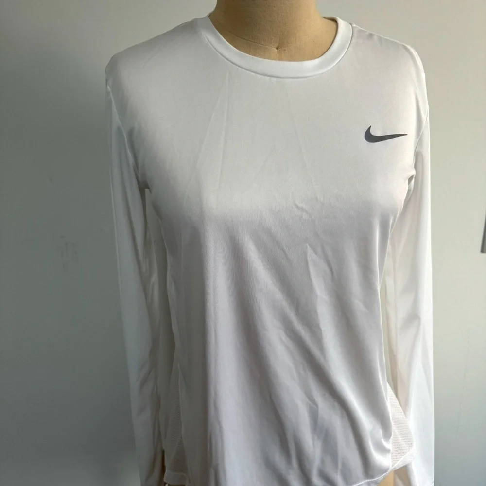 Nike women’s White Fitted Long Sleeve Tee size XS
